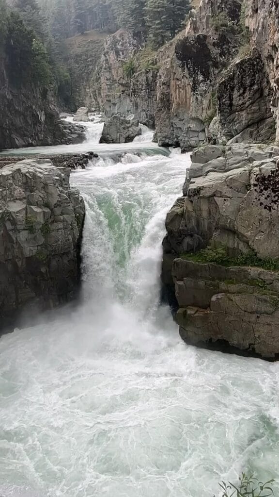 Aharbal Waterfall in the heart of nature—among the most stunning offbeat places in Kashmir.